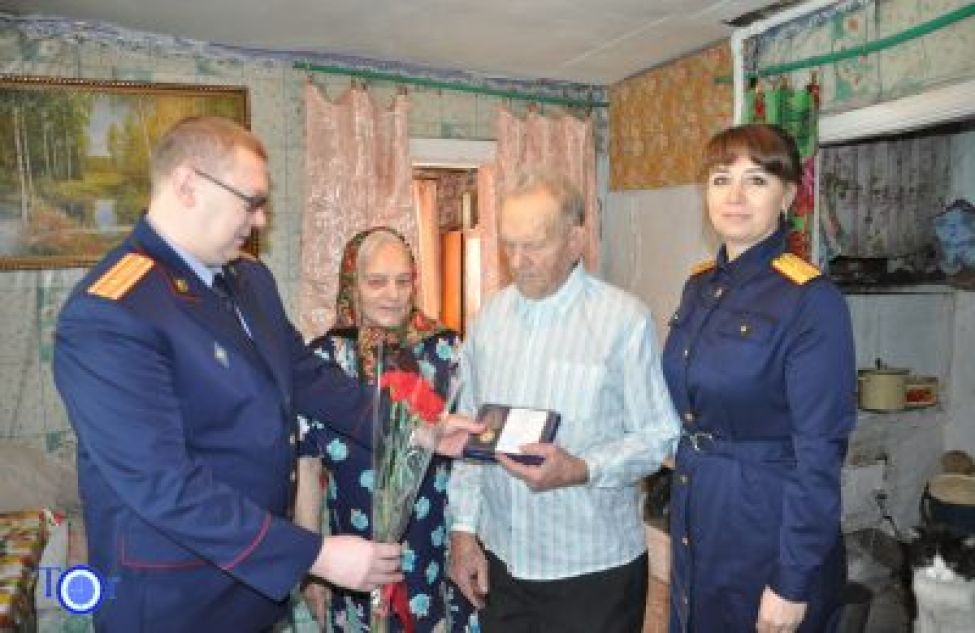Ветерану Великой Отечественной войны вручили юбилейную медаль