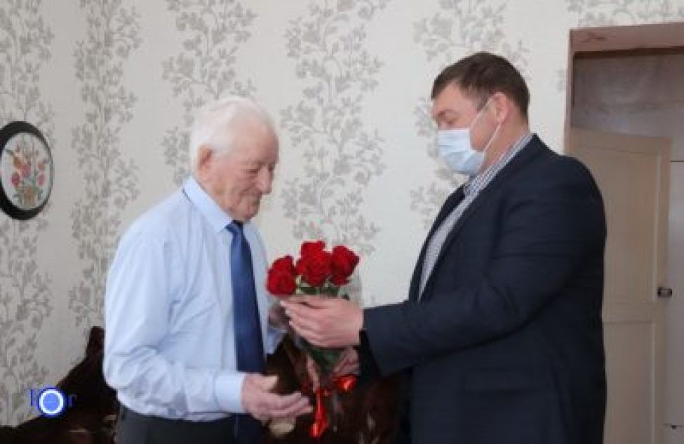 Глава района Сергей Пыхтин поздравил с 95-летним юбилеем ветерана войны Ивана Сергеевича Артеменко