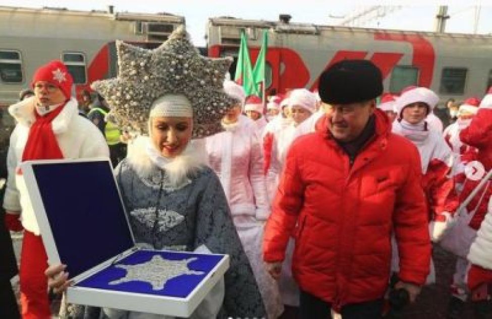 Сегодня в Новосибирск привезли филигранную снежинку — символ «Новогодней столицы России»