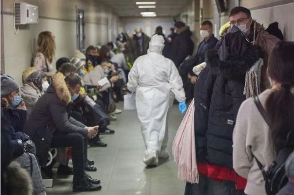 Подозрительные на ковид 19 случаи заболевания. Очереди в поликлиниках Москвы. Очередь в кинотеатр. Очереди в поликлиниках Москвы фото. Коллективный иммунитет и Covid-19.