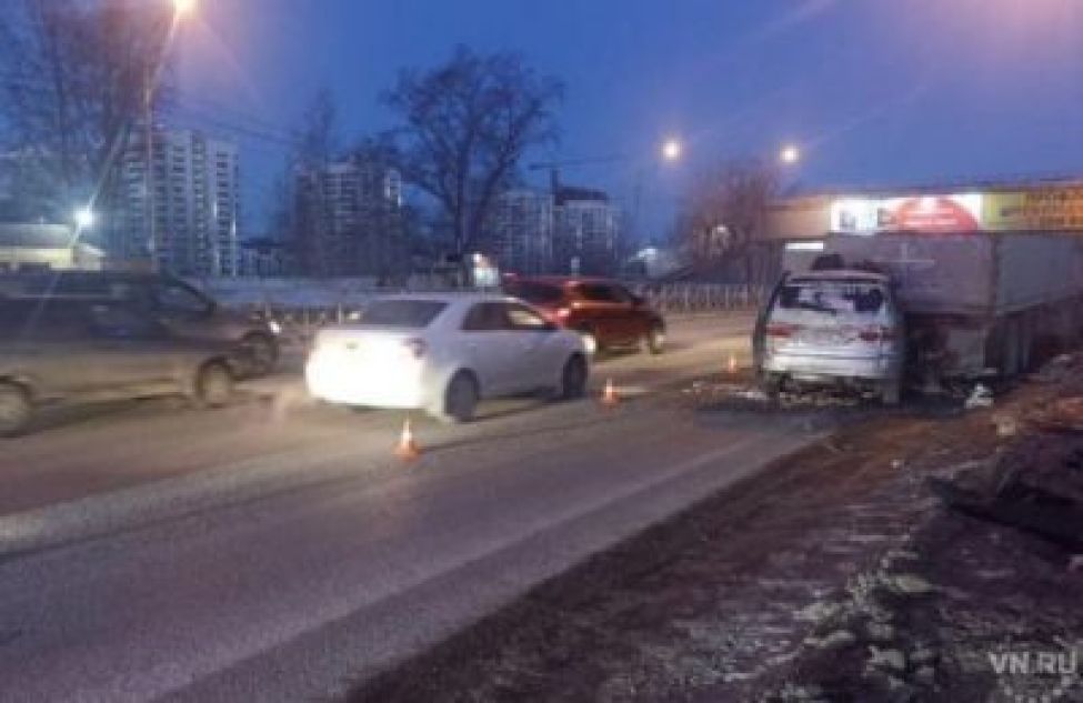 Три человека погибли в утреннем ДТП на Большевистской в Новосибирске