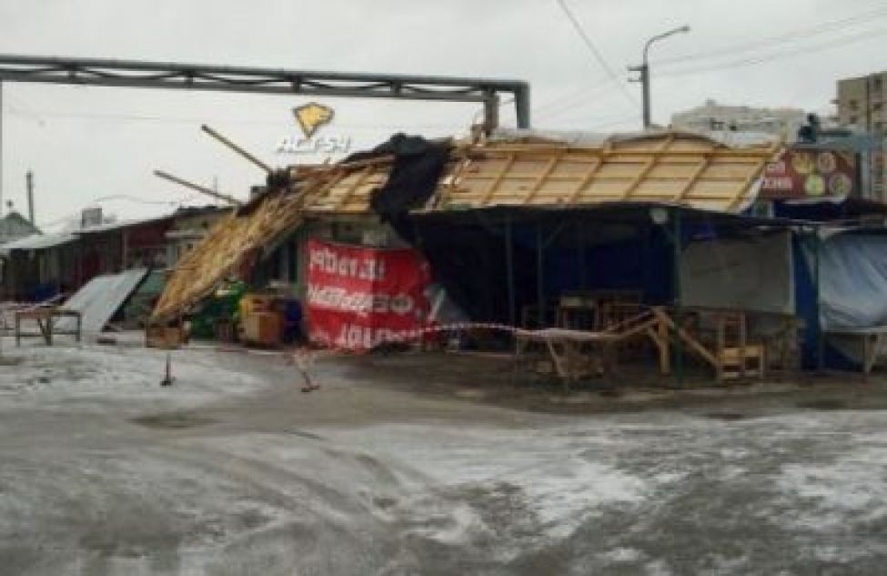 Сильный ветер сорвал крышу с торговых павильонов на Гусинобродском шоссе в Новосибирске