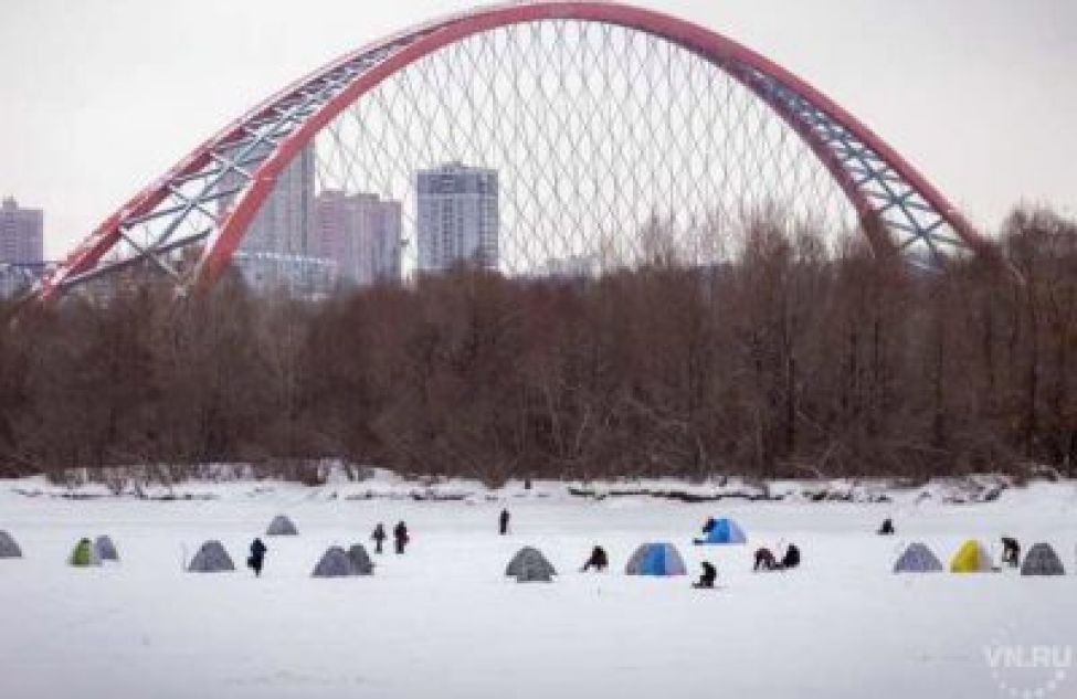 Новосибирских рыбаков попросили срочно покинуть лед Оби