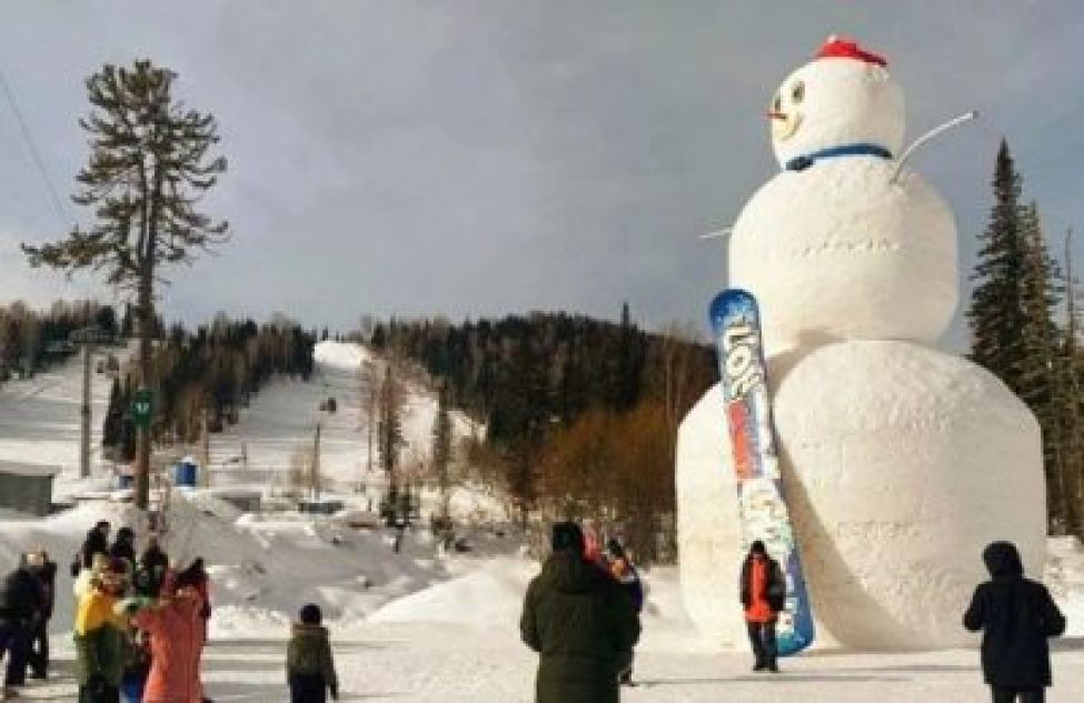 Самый большой снеговик в мире появился в России.