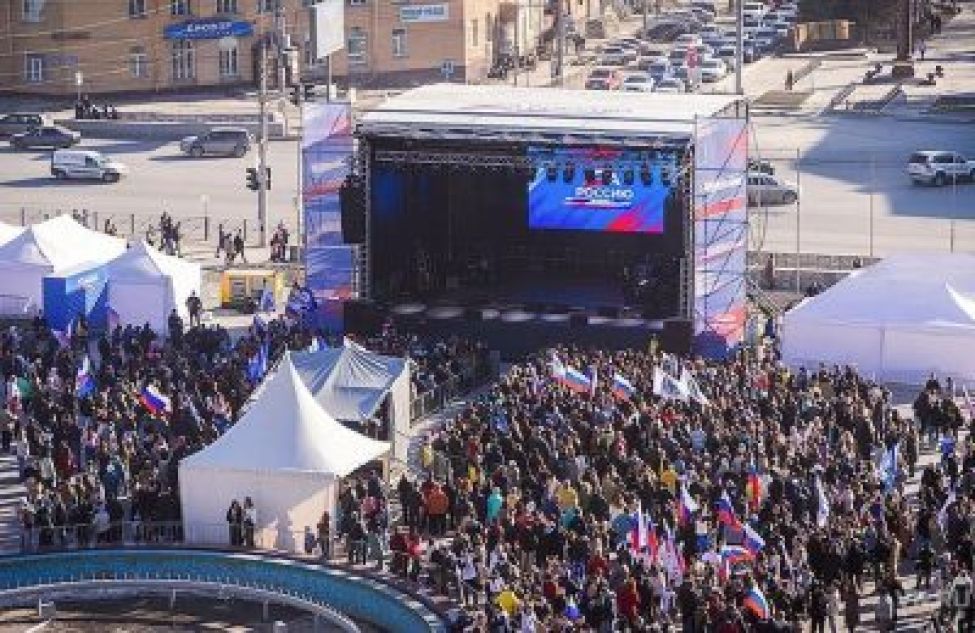 Выступления новосибирск. Сцена на площади. Концерты Новосибирск. Концерт «ZАРОССИЮ». ГПНТБ концерт.