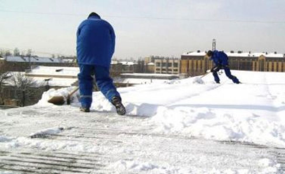 Областные власти проверяют качество уборки снега с кровель, козырьков и на придомовых территориях