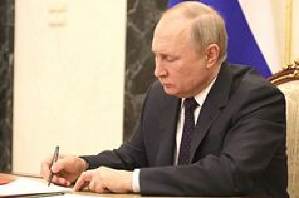 Путин подписал указ о выплатах семьям с детьми 8-17 лет