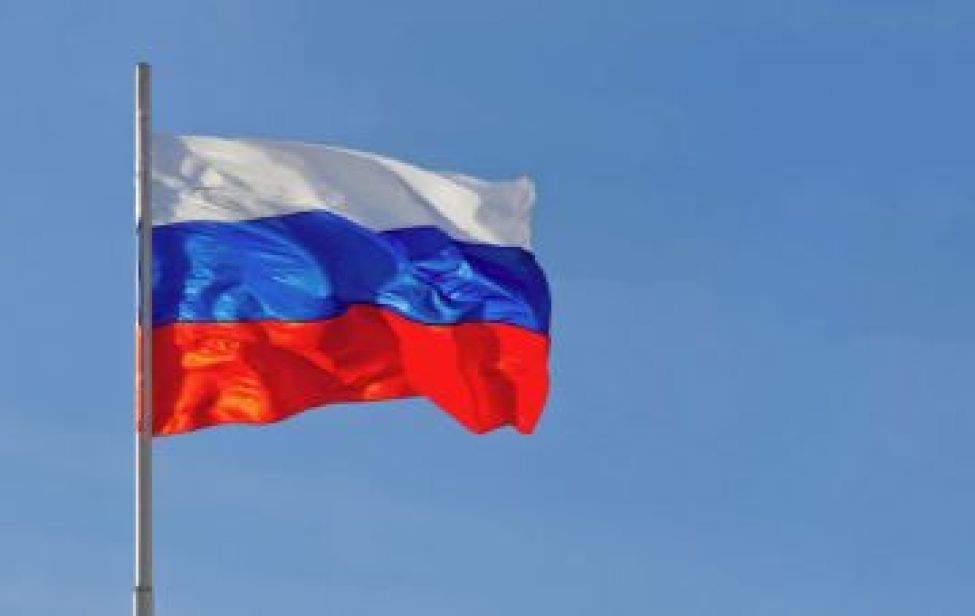 Торжественно поднимать флаги России начали образовательные организации Новосибирской области
