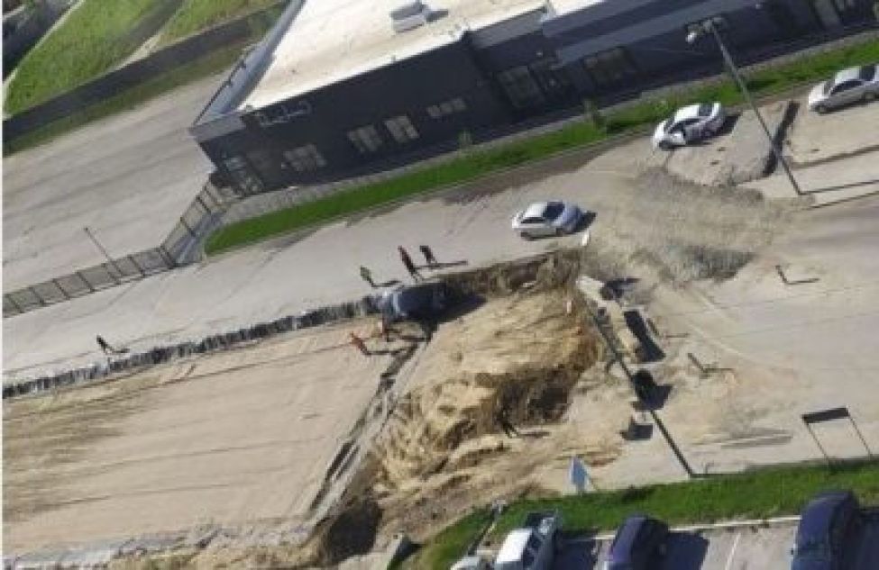 Автомобиль с водителем упал в строительную яму на Родниках в Новосибирске
