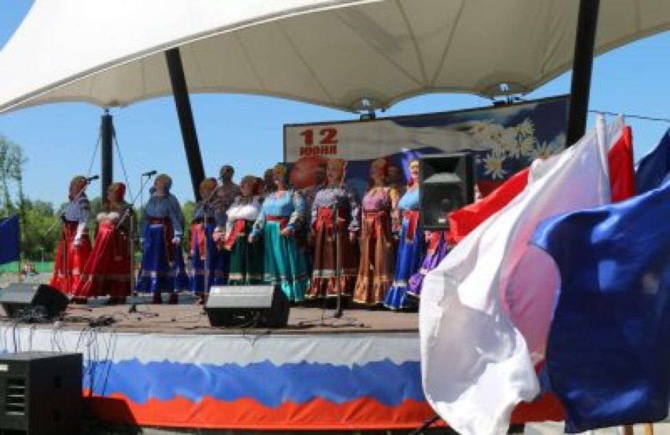 На набережной в Тогучине прошел праздничный концерт, посвященный Дню России