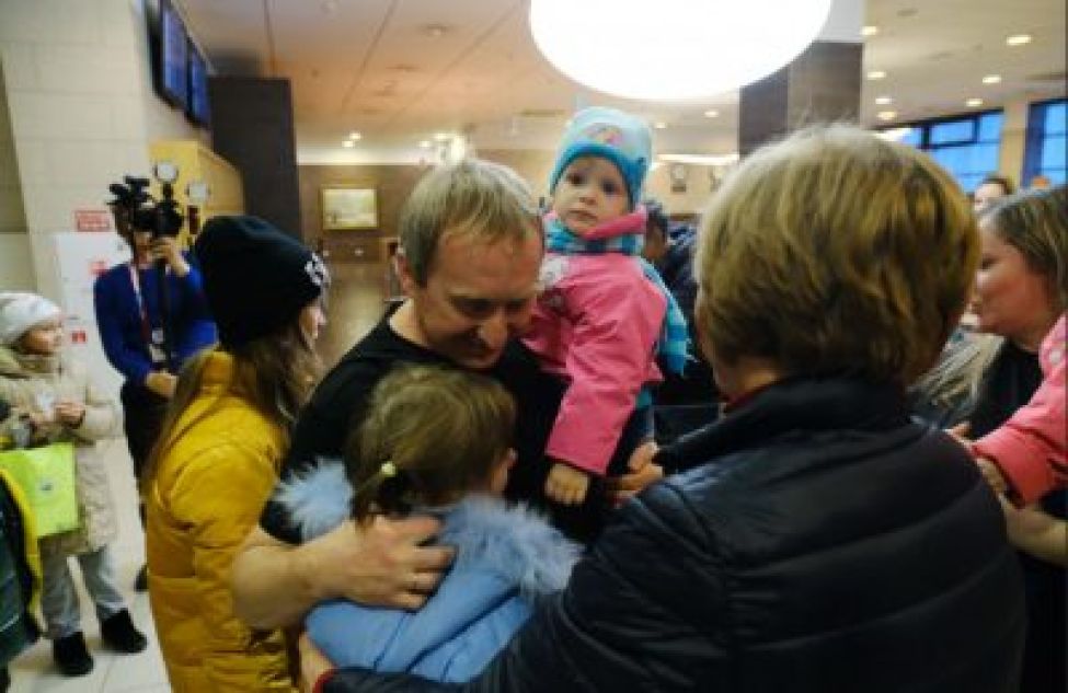 Новосибирская область приняла первую группу детей из ЛНР для передачи в приёмные семьи
