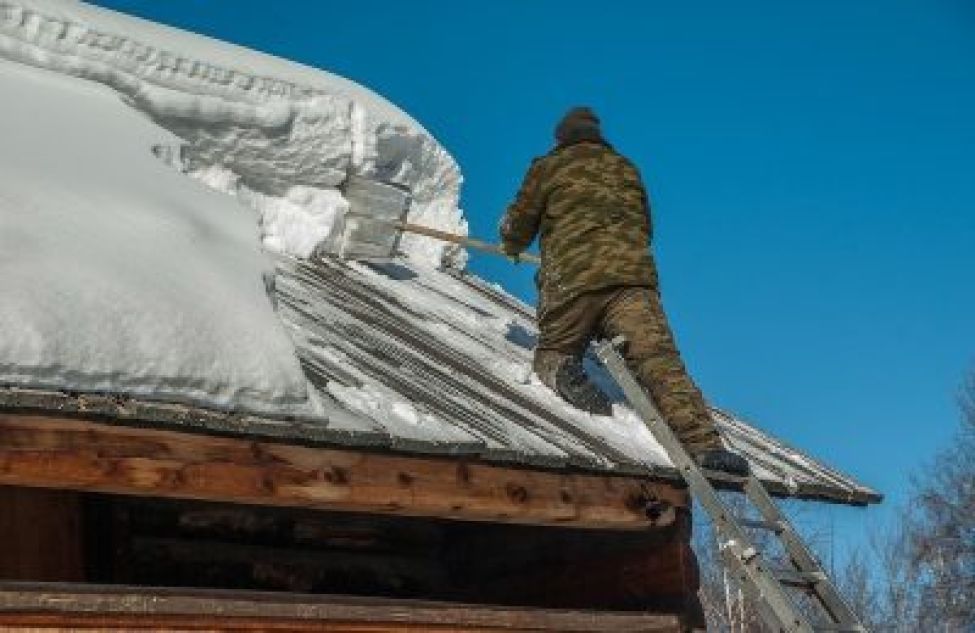 Губернатор Андрей Травников поручил усилить контроль безопасности зданий в связи с обильными снегопадами