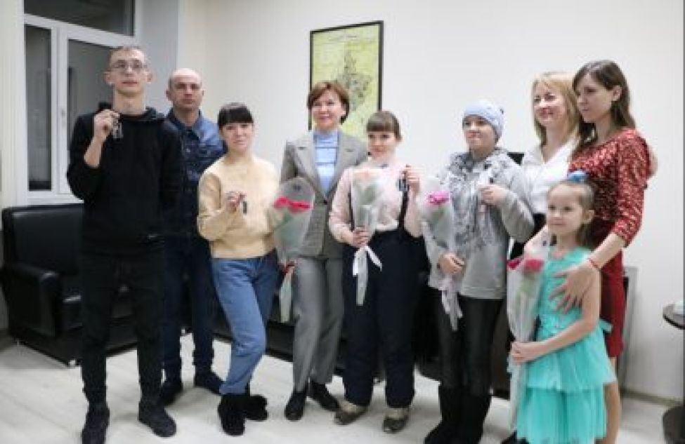 Ключи от новых квартир вручили сиротам Новосибирского района