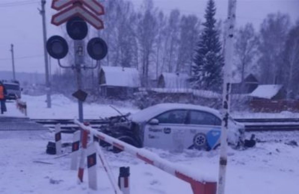 Таксист разбился на железнодорожном переезде под Новосибирском