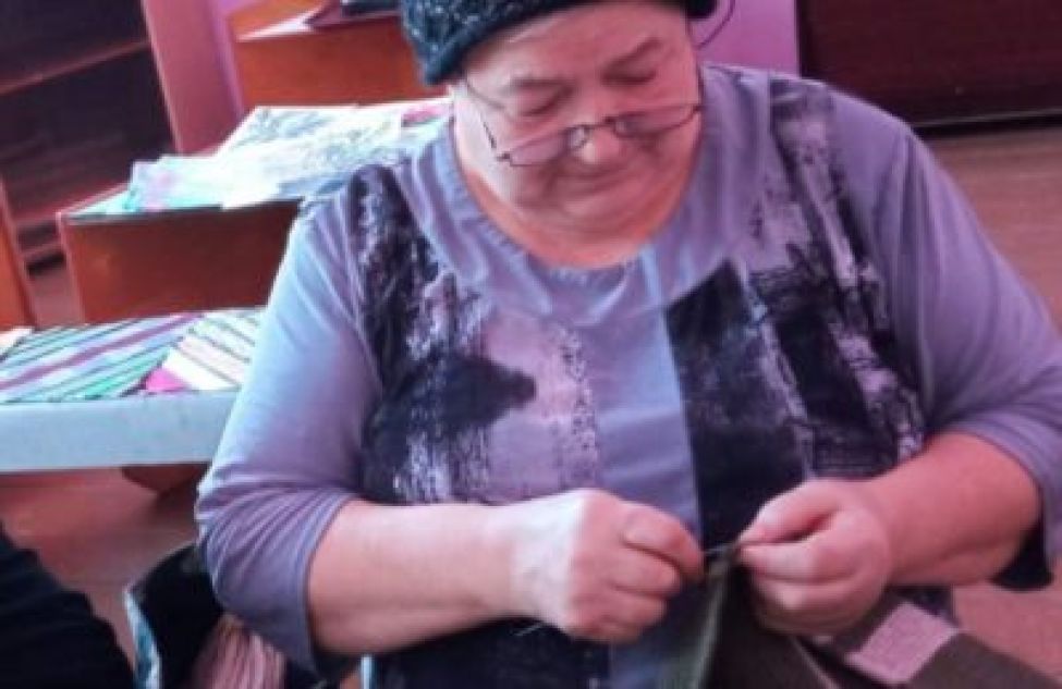 Лоскутное шитье — это рукоделие, в котором по принципу мозаики сшивается цельное изделие из кусочков ткани