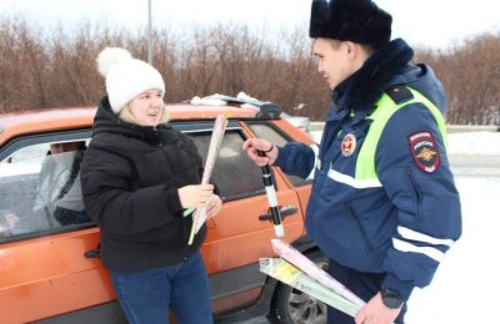 Сотрудники Госавтоинспекции по Тогучинскому району вышли на дороги города, чтобы поздравить женщин-водителей с 8 Марта
