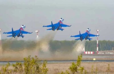 «Русские витязи» на восьми самолетах Су-30 и Су-35 пронеслись над Новосибирском