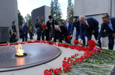 В День памяти и скорби Губернатор возложил цветы к Вечному огню на Монументе славы