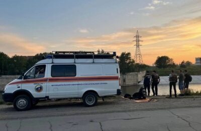 «Сидел на берегу, упал в воду»: со дна шлюзового канала в Новосибирске достали тело мужчины