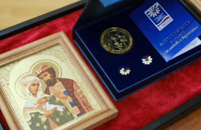Андрей Травников наградил супружеские пары со стажем медалями «За любовь и верность»