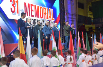 900 спортсменов из 16 стран выступили на Международном турнире по киокусинкай в Новосибирской области