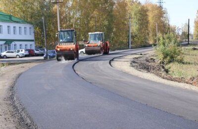 По улице Строительной города Тогучина продолжается капитальный ремонт автомобильной дороги по устройству асфальтобетонного покрытия