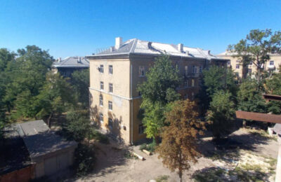 Новосибирские строители завершили восстановление первого дома в подшефном квартале Мариуполя