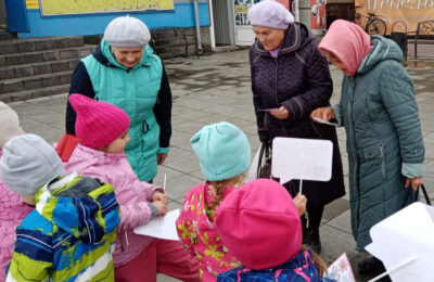 Дошкольники поздравили в центре Тогучина бабушек и дедушек