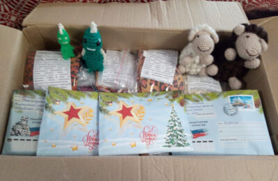 Трогательные новогодние письма, сувениры и игрушки передали юные тогучинцы участникам СВО
