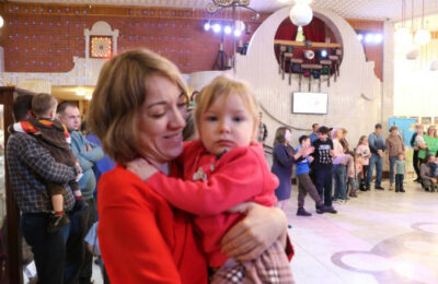 Более 40 детей региона обрели семью в 2023 году: в Новосибирской области прошел День усыновления