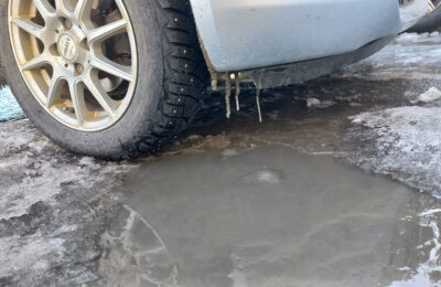 На Бердском водохранилище четыре машины провалились под лед