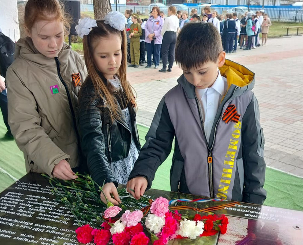 В школе Тогучина открылась Парта Героя, посвященная участнику СВО -