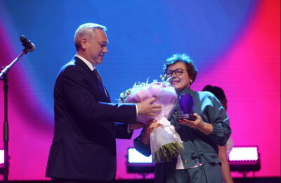 Андрей Травников наградил победителя в номинации «Социальный проект года» Народной премии НГС