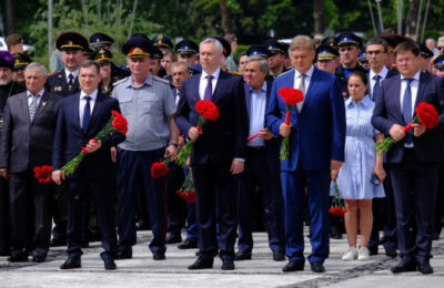 Губернатор Андрей Травников вместе с новосибирцами возложил цветы к Вечному огню на Монументе славы в День памяти и скорби