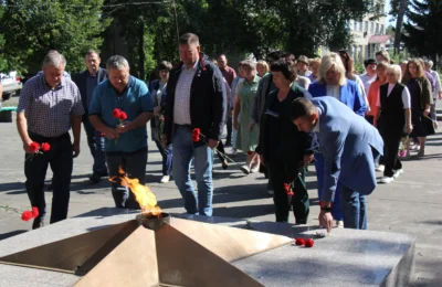 Тогучинцы возложили цветы к подножию солдат на мемориальном комплексе «Память» в честь завершения битвы на Курской дуге 23 августа 1943 года.