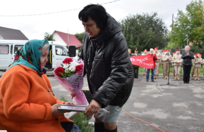 Парад у дома ветерана в Тогучине