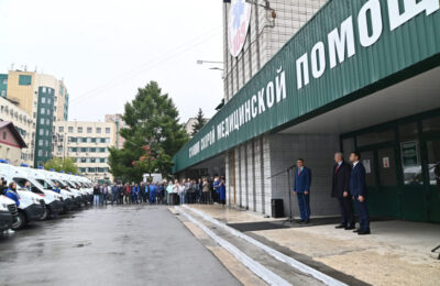 Ключи от 23 новых «скорых» вручил Губернатор Андрей Травников бригадам Станции скорой медицинской помощи